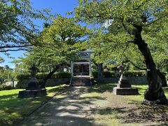 道なりに進むと、左手に護国神社があります。