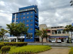 泊まったホテルは名前の通り目の前は海のシーサイドにありました。
明け方まで雨が降っていましたが、空はどんよりしているものの雨は上がっているので朝食開始の１時間前にいつものように朝の散歩を。