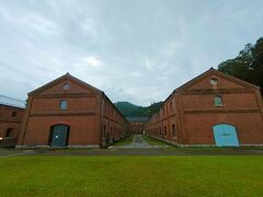 舞鶴市役所の隣には、舞鶴鎮守府の軍需品等の保管倉庫として、今から120年前の明治34年から大正10年の間に旧日本海軍により12棟の赤煉瓦倉庫が建てられ現存しています。
