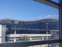 すぐ　空港駅到着です
いつもの場所から　空港を撮影します
今日は最高の天気なので　景色良さそうですね