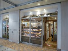 まずは品川駅で買物。車内で食べるパンやお弁当を購入しました。