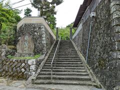 ホテルから4～5分にある福泉寺。
川を渡っているのでここは静岡県熱海市。