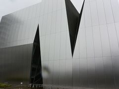 斬新なデザインの建物の「すみだ北斎美術館」
2016年の開業以来、初めての訪問です。