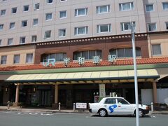 宇和島駅に到着。ちょうどお昼ですが、時間もないため宇和島駅に隣接するクレメントホテルのレストランですぐできると言われたオムライスを注文。