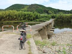 窪川駅では次の特急列車の時間まで1時間半あったため、駅近くの観光協会で電動アシスト自転車を借りて若井沈下橋までサイクリングしました。若井沈下橋は観光協会で教えてもらった観光ポイントで駅から約20分でした。途中「ブラタモリ」の撮影場所も確認できました。