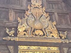 ワットパンタオは本堂入り口上部にある孔雀を描いた木彫りの紋章が有名です。
1980年に国の伝統文化財に指定されたそう。