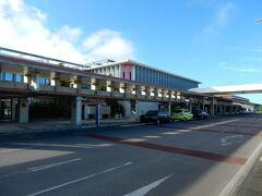 新石垣空港のターミナルビルです。