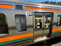小野上駅で反対列車と行き違い。

吾妻線は大前駅を除き、毎時1本程度の普通列車と長野原草津口駅までは1日2-3本の特急列車が走り、単線路線としては本数がそれなりにあります。