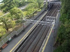 山陽本線「須磨浦公園駅」をロープウェイから見ます。