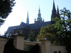 本日の観光はプラハ城から。
「お城の北側から行くにゃ」