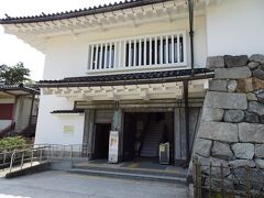 「富山城　天守閣」は、「富山市郷土博物館」になっていますよ！。

見学します！。