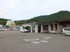 窪川駅に到着。窪川駅に隣接して立派な四万十町役場がありました。