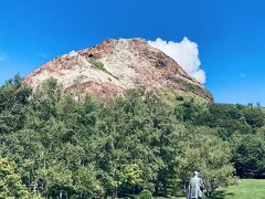 楽しかったソラニワに別れを告げ、やってきたのはこれまた一年ぶりの昭和新山。
赤い山が青い空に映えます。