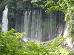 白糸の滝
大規模駐車場から整備された歩道を数分歩くと展望台に出る
もうひと踏ん張りして１００段階段を降りると滝つぼのそばまで行ける
（行かなかった）
軽井沢の白糸の滝よりは幅が狭いけど、高さがある
美しさから言えば軽井沢の方に軍配が上がるかな