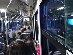 10時発の電気バスに乗って出発。
バスは直ぐにトンネルに入ります。周りの照明が青くなった所は、破砕帯のあった場所だそうです。
トンネルを通過している間に、富山県に入りました。