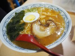 　ショッピングセンター内の食堂でラーメンを頂きました。