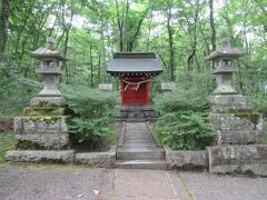 山中諏訪神社のすぐ横に建つ小さな社の厄神社です。薬神社が起源と言われているようで、厄除けや厄払いにご利益があるとされています。山中諏訪神社と山中浅間神社の間に建っています。両隣りに建つ立派な社殿を持つ神社と比べると、目立たずひっそりと佇む神社です。