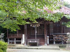 ホテルに荷物を預けた後に、
温泉神社に寄りました。

温泉神社は、続日本後記に記録のある
承和4年(837年、古っ)の大噴火により

噴出した温泉を鎮めるために
建立された神社です。