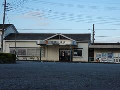 富士宮駅の次の西富士宮駅です。
自宅を出て1時間が過ぎましたので、駅前で休憩しました。