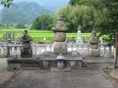 願成寺の境内に建つ武田信義の墓。
甲斐武田家の始祖で、甲斐源氏の惣領として勢力を拡大、鎌倉幕府の創建に貢献した人物です。寺の広々とした境内に、信義の墓と伝わる鎌倉時代初期の五輪塔が、夫人の塔と乳母の塔に挟まれるようにして建っています。