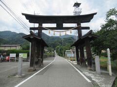 武田家の氏神となった武田八幡宮へ。
長い参道に建つ二の鳥居。木造ながら、遠くからも眺められ迫力が感じられました。