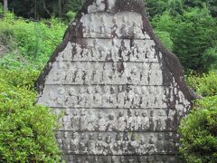 一石百観音石像
武田八幡宮の石鳥居手前に建っています。1709年に天下泰平、国土安全を願って建立されたそうで、1.7mほどの像には西国、東国、秩父の、合わせて100体の小さな観音像が刻まれています。江戸時代に各地の霊場を巡る札所巡りが流行し、その後、一か所で参詣できるように百観音が造られたていった歴史を伝える石像とのことです。
