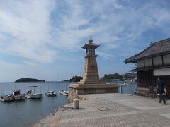 阿伏兎山に向かって海沿いを行く途中、鞆の町を通るので、ついでに有名な常夜燈に立ち寄りました。