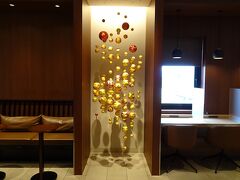 今回の東北ドライブ旅の始まりは・・宇都宮が起点となるので、初日は午後から移動のみ
コロナ以降、ほとんど飛行機に乗らなくなったのですが
それでも。。去年の年末と春に乗ったか・・
その時は全く気づきませんでしたが、あちこち激変してるのに驚く初日の移動でした。
まずはラウンジで休憩・・さくらラウンジの入り口はゴージャスでした。