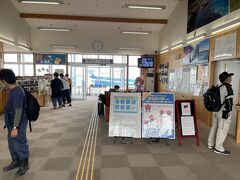 羽幌のフェリーターミナルに到着。早速食堂でウニ丼を食べよう...としたら、売り切れ.......