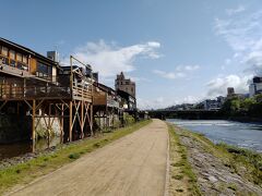鴨川の傍の道は、地図では歩けるのかはっきりしませんが、このように散歩ができます。北に向かうと左に料亭があります。京都〇〇とかのタイトルのドラマで食事しているシーンがあるけどこのようなところで撮影しているかも。