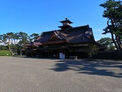 せっかくなので公園も少し散策。
あちらは奉行所。
城ではありません。
有料で中を見学できます。