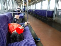 　鳥栖駅では３分の接続で、肥前山口行きの普通電車に乗り換え。直前なので座れるか気を揉んだけど、４両編成だったおかげで余裕でした。
　ロングシートなのは残念。子どもたちにとっては、ガラガラなら無関係かな？
