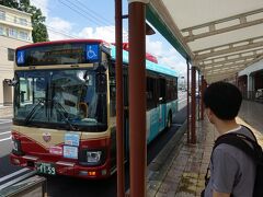 　JRバスの予定でしたが、列車の遅れのため、次の祐徳バスに。最新型の低床バスがやってきました。交通系ICも利用OKです。
　５分で ゆめタウン・図書館前に到着。武雄市図書館は道を渡ってすぐの場所にあります。
