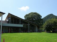 　隣接する こども図書館は、2018年にオープン。御船山を背景に、リゾート施設のような趣です。