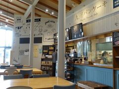 　時間は11時、保育園の日なら給食の時間です。というわけで先に２階へ上がり、九州パンケーキカフェにお邪魔しました。
　九州に３店舗しかない、九州パンケーキのオフィシャル店舗の１つ。子連れでなくとも、オシャレなカフェとして入っても違和感はありません。
