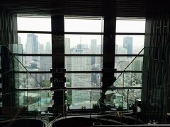 フロアにエレベーターで到着すると、目の前がこの吹き抜けになっています。下の階がバーラウンジになっているのかな。昼は営業していないようでしたが。
テンションあがりますね～