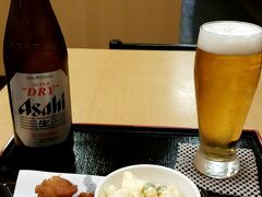 立ち蕎麦とはいえ、店内ほとんどテーブル席。
メニューをざっと見、
残り時間あと35分との兼ね合いにて
ほろ酔いセット800円の食券を購入。
瓶ビール（スーパードライ）と本日のおつまみ2品（この日はタコ唐とポテサラ）。
準備ができたら客がカウンターに料理を取りに行くスタイル。
元気な店員さんに
「ほろ酔いセットのお客様！！！」と呼ばれ
なんとなし恥ずかしい。
他、おじさんが二人それぞれお蕎麦を食べているだけだったので、
まあいいんですけど。

ポテサラは茹で玉子がたくさん入っていて好きな味。
ポテトサラダは店によって当たり外れが大きくてちょっと警戒したけど
良かった良かった。
タコ唐はどこで食べても美味しいけど、
衣がサクサクで美味しかったです。

ビールは瓶ビールなのがポイント高いけど
スーパードライなのが残念（アサヒビールが苦手）。


なんかソニー・ロリンズ流れてて、立ち蕎麦屋ってこんなんだっけ。
有線なんだろうけど、変なJ-POPじゃなくて嬉しい（J-popが苦手）。
あとタコ唐二つ位付けてくれたら、
もっとふむすけが喜んだろう。
ああ、これでやっと元気になった。
餃子は明日リベンジしよう。