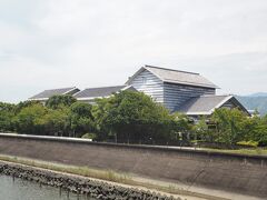 （路面電車）高知駅前 → 県立美術館通

高知県立美術館
https://moak.jp/