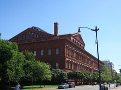 立派な国立建築博物館(National Building Museum）が見えてきました。