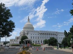 アメリカ合衆国議会議事堂(United States Capitol）の東側の道は当日閉鎖されており、進めませんでしたので、西側へ進みます。