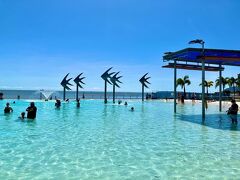 「ケアンズ・エスプラネード・ラグーン(Cairns Esplanade Lagoon)」

無料の市民プール。
狭いケアンズの街の中心地にあるので、アクセスが良く、景観もサイコーなので、地元の方や観光客がたくさんいました。