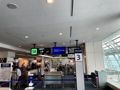 8月はANAが千歳から利尻まで一日1便飛ばしてくれているので、札幌経由で利尻空港に降ります。千歳での乗り継ぎ時間はなんと25分です...ひゃ～！