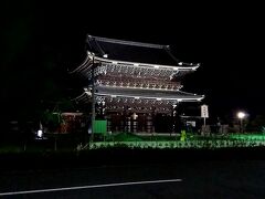 東本願寺。ライトアップされてます。工事中？
