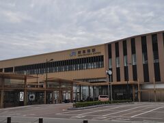 　今回は、北陸新幹線新高岡駅から出発です。
　駅入口には、修学旅行の中学生がいました。関西方面へ向かうのかな？