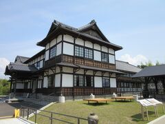 そして此方が「旧和歌山県議会議事堂」
現存する木造和風建築の議事堂としては日本最古との事

但し建物自体は移築を繰り返して、最終的に此処に移築されただけであり、当然ながら県議会は県庁所在地である和歌山市内で開かれていました
1898年（明治31年）竣工で1938年（昭和13年）まで和歌山市内で議場として使用されていたそうです