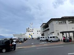 利尻島鴛泊港から礼文島の香深港フェリーターミナルに到着しました。
16時近い到着でしたので、近くの和菓子屋さんで礼文まんじゅうを買ってターミナル前のホテルにチェックインします。