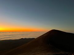マウナケア山頂とヒロ方面に広がる雲海
