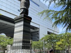 博物館（休館中」の横を通り徳川家康公銅像の背後で説明を受ける