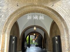 烏丸御池駅直結の元京都中央電話局のレンガ作りの複合商業施設"新風館"