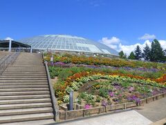 「春日居びゅーほてる」を出発し、10分ほどで「笛吹川フルーツ公園」に到着しました。駐車場も入園料も無料でした。